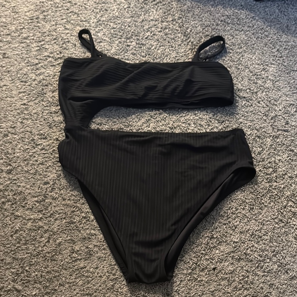 Black One-Shoulder Swimsuit